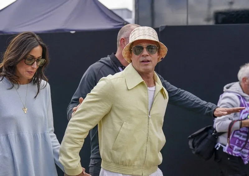 brad pitt arrive avec sa compagne, ines de ramon, avant le grand prix de grande-bretagne de formule 1 qatar airways au circuit de silverstone à towcester, angleterre, royaume-uni, le 7 juillet 2024 photo by esm imago abacapresscom