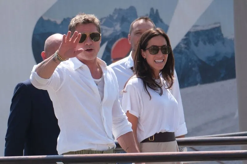 l'acteur brad pitt et sa petite amie, ines de ramon, arrivent à venise lors de la 81e mostra de venise, le 31 août 2024 à venise, en italie photo by mvs splash news abacapresscom
