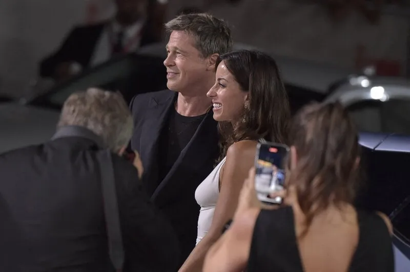 venice, italie - 01 septembre   brad pitt , ines de ramon assistent au tapis rouge de wolfs pendant le 81ème festival international du film de venise le 01 septembre 2024 à venise, italie