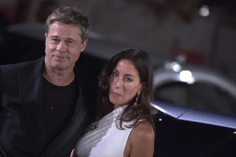 venice, italie - 01 septembre   brad pitt , ines de ramon assistent au tapis rouge de wolfs pendant le 81ème festival international du film de venise le 01 septembre 2024 à venise, italie