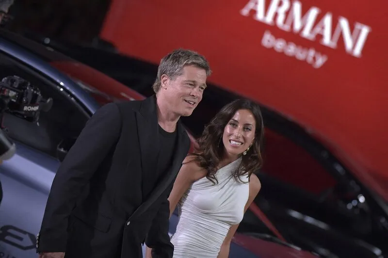 venice, italie - 01 septembre   brad pitt , ines de ramon assistent au tapis rouge de wolfs pendant le 81ème festival international du film de venise le 01 septembre 2024 à venise, italie