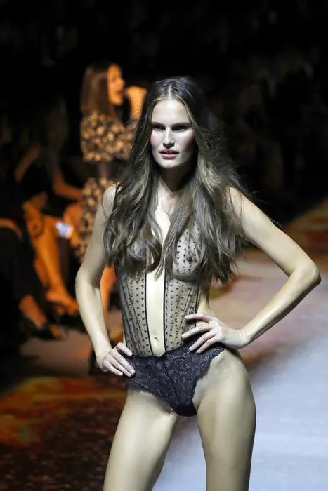 un modèle présente une création pour etam lors du défilé de mode de prêt-à-porter printemps-été 2017, le 27 septembre 2016 à paris afp photo patrick kovarik