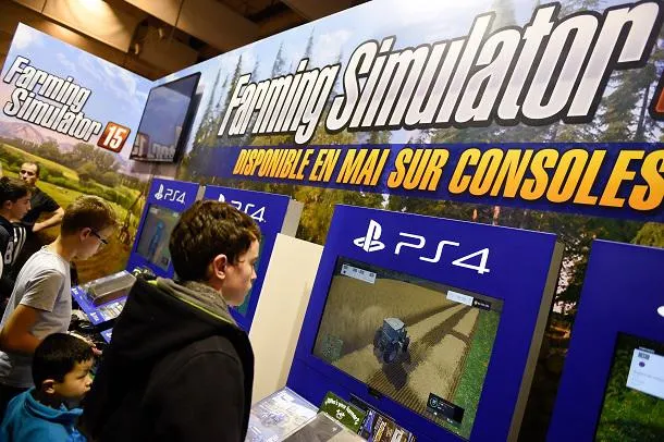 pour aller avec afp histoire par lucie godeau enfants jouent à l'agriculture jeu vidéo de simulation lors de la foire agricole internationale de paris au centre d'exposition porte de versailles à paris le 26 février 2015 afp photo loic venance