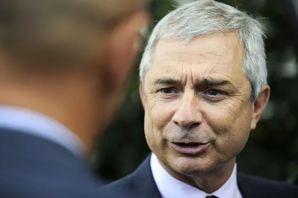 claude bartolone, président socialiste de l'assemblée nationale française, s'entretient avec des personnes lors du congrès europe ecology les verts (eelv) le 18 septembre 2012 à nantes, ouest de la france afp photo jean-sebastien evrard