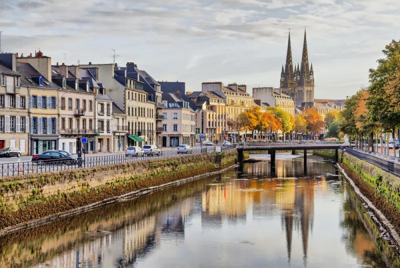 quai de la riviere odet et la cathédrale de saint-corentin reflétant dans l'eau, quimper, bretagne, france