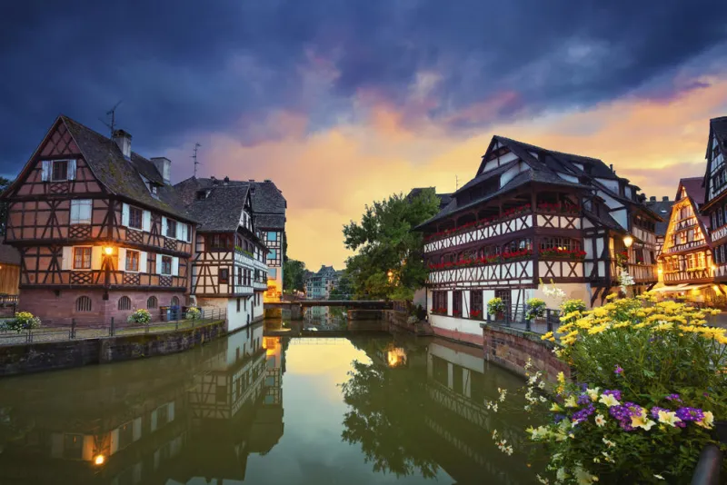 image de la vieille ville de strasbourg pendant le coucher du soleil dramatique