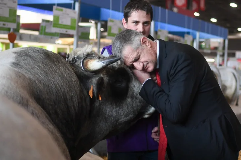 jean lassalle visite le salon international de l'agriculture (sia) édition 2023 parc des expositions de la porte de versailles (viparis) jeudi, paris, france le 2 mars 2023 photo par lionel urman abacapresscom