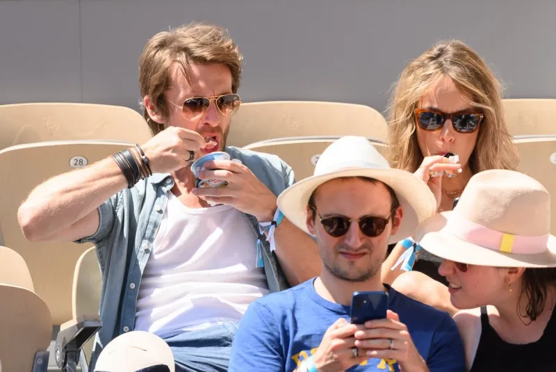 philippe lacheau et elodie fontan assistent aux internationaux de france 2023 à roland garros le 3 juin 2023 à paris, france photo par laurent zabulon abacapresscom