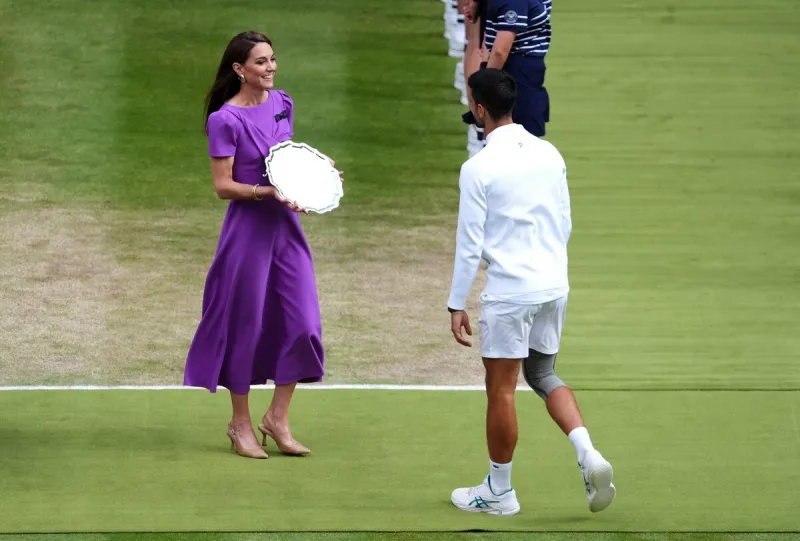 la princesse de galles remet le trophée de wimbledon à carlos alcaraz