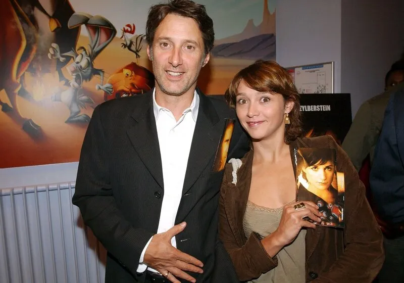 l'acteur et réalisateur français antoine de caunes et sa fille, l'actrice française emma de caunes, assistent à la première du film du réalisateur laurent benegui -qui perd gagne- à paris-france le 22 juin 2004 photo par bruno klein abaca