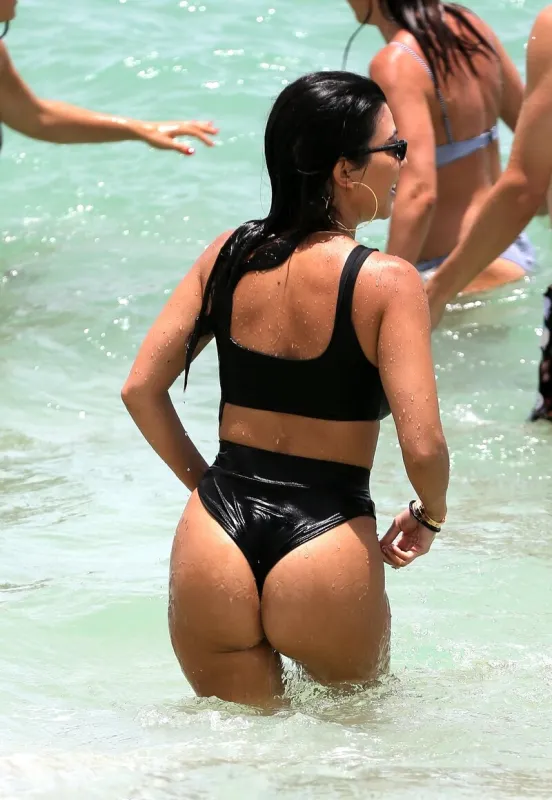 kourtney kardashian et son fils reign disick avec hailey baldwin s'amusent dans l'eau sur la plage de miami, fl, usa le 12 juin 2017 photo par instarimages abacapresscom