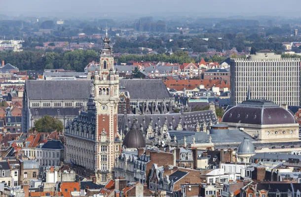 vue aérienne sur le centre de lille avec la chambre de commerce sur le point principal