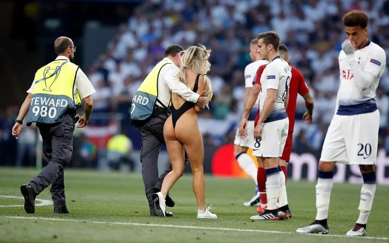a pitch invader interrupts play during the uefa champions league final at the wanda metropolitano - tottenham hotspur v liverpool in madrid, spain on saturday june 1, 2019 photo by martin rickett pa wire abacapresscom , 685648 001 madrid espagne spain