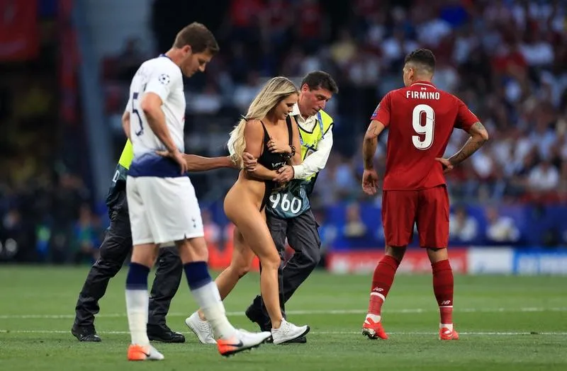 a pitch invader interrupts play during the uefa champions league final at the wanda metropolitano - tottenham hotspur v liverpool in madrid, spain on saturday june 1, 2019 photo by martin rickett pa wire abacapresscom , 685648 003 madrid espagne spain