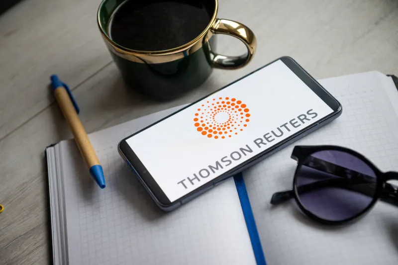 dans cette photo d'illustration, le logo de thomson reuters est affiché sur un smartphone 31 janvier 2024 photo par mateusz slodkowski sopa images spus abacapresscom strictement à des fins d'information éditoriale uniquement