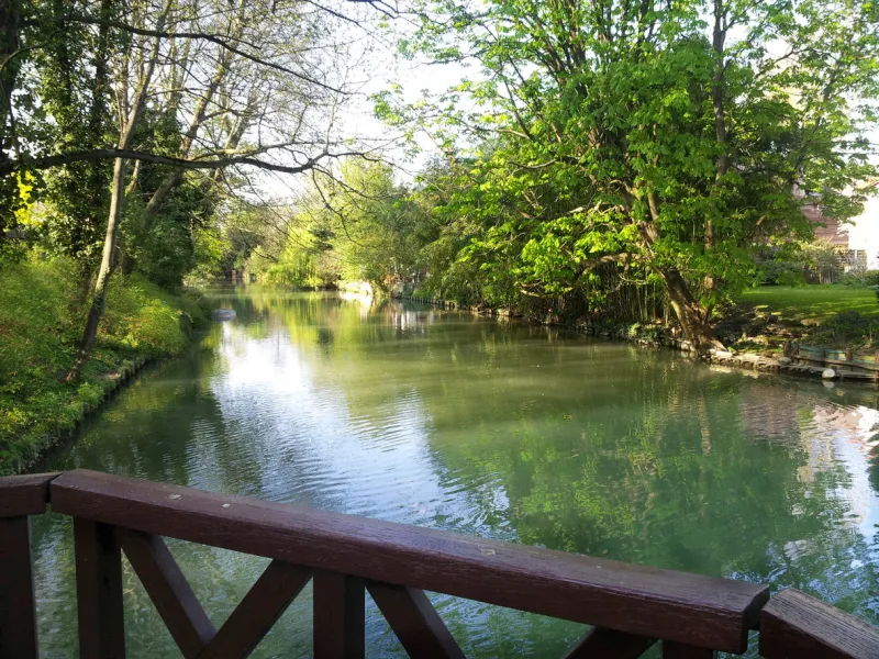 the arm of the chapter in the heart of créteil village is a deviation of the marne green and navigable promenade