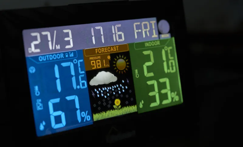 weather station with color display, displays indoor and outdoor temperature and humidity
