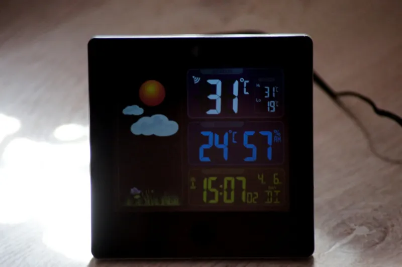 weather station thermometer with temperatures above 30 degrees