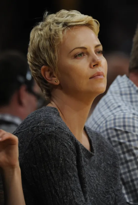 charlize theron montres les los angeles lakers jouent les éperons antonio dans la première moitié au centre des agrafes à los angeles, ca, usa le 14 avril 2013 photo par lori shepler upi abacapresscom