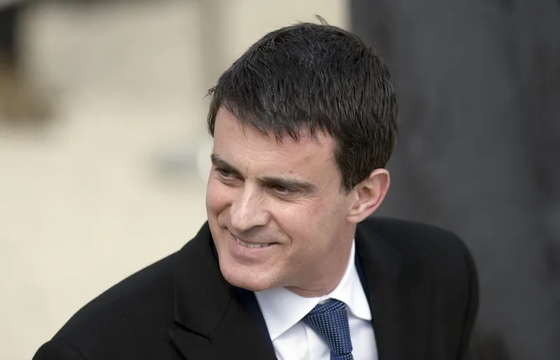 le ministre de l'intérieur français manuel valls sourit en quittant le palais d'elysée le 26 mars 2014, à paris, après la réunion hebdomadaire du cabinet afp photo alain jocard