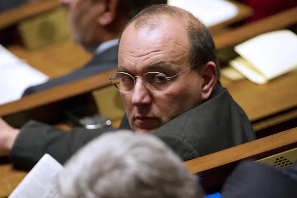 le socialiste français mp julien dray regarde pendant la session hebdomadaire de questions au gouvernement à l'assemblée nationale à paris le 15 novembre 2011 afp photo fred dufour