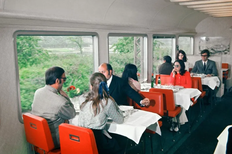 intérieur du train rapide mistral 69 (trans-europ-express inox) assurant la liaison paris-nice de 1950 à 1982   voiture restaurant