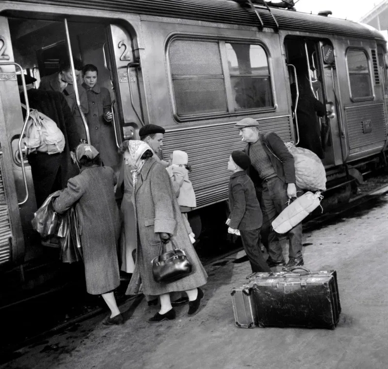 photo datée du 05 avril 1958 de voyageurs prenant le train à la gare de lyon à paris, lors des départs en vacances (photo by -   afp)