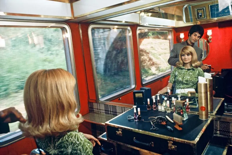 intérieur du train rapide mistral 69 (trans-europ-express inox) assurant la liaison paris-nice de 1950 à 1982   voiture salon de coiffure