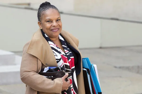 la ministre française de la justice, christiane taubira, sourit en quittant le palais d'elysée le 26 mars 2014, à paris, après la réunion hebdomadaire du cabinet afp photo alain jocard