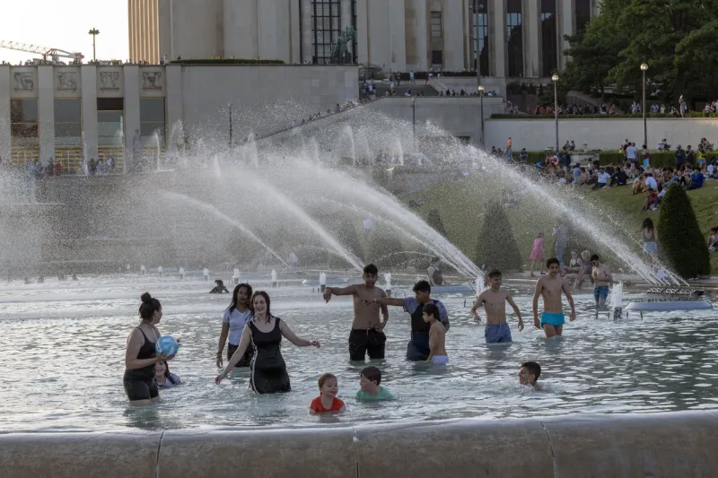 europe, france, paris, 2019-06, the trocadero gardins a popular touristic attraction facing the eiffel tower shows people bathing in the fountains in an effort to cool down during the heatwave
