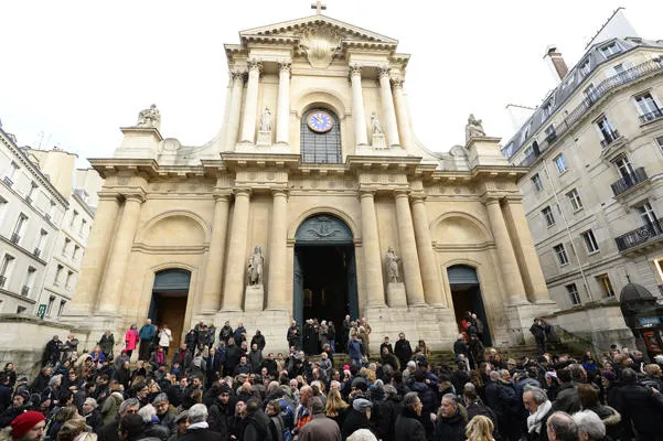les gens quittent après un service funèbre pour l'acteur français michel galabru à l'église de saint-roch à paris le 12 janvier 2016 galabru est décédé le 4 janvier 2016 à l'âge de 93 ans afp photo bertrand cool afp bertrand cool