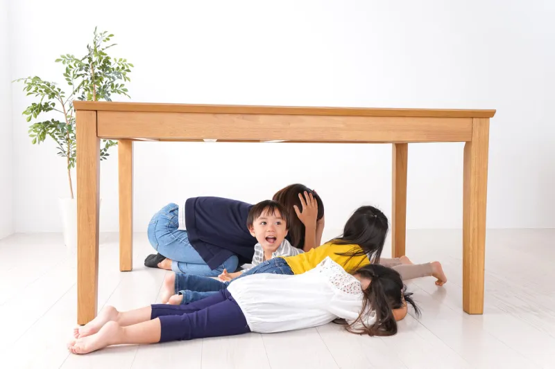 children taking refuge from earthquake