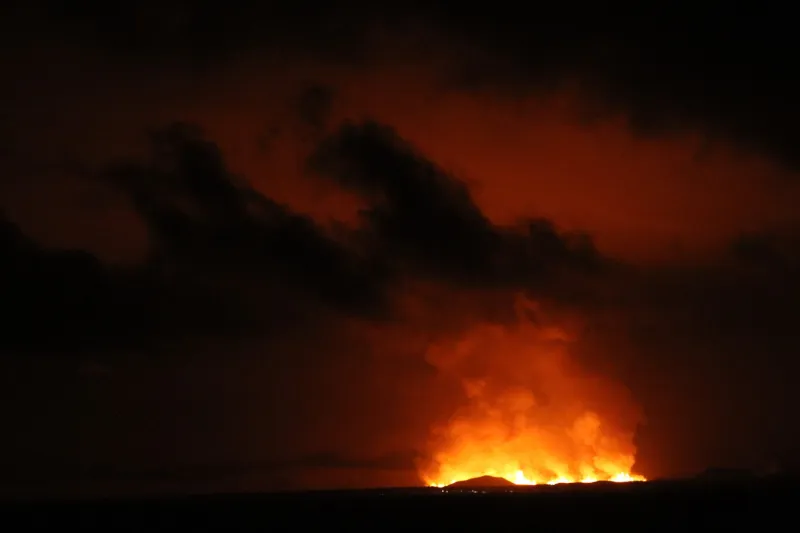 le volcan islandais entre en éruption après des semaines d'activité sismique