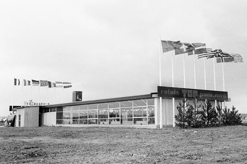 photo prise le 12 mars 1968, jour de l'ouverture du premier restaurant réalisé sur les autoroutes françaises il a été construit sur l'autoroute du nord a1 dans la commune de vemars à 26 kilomètres de paris (photo by -   afp)