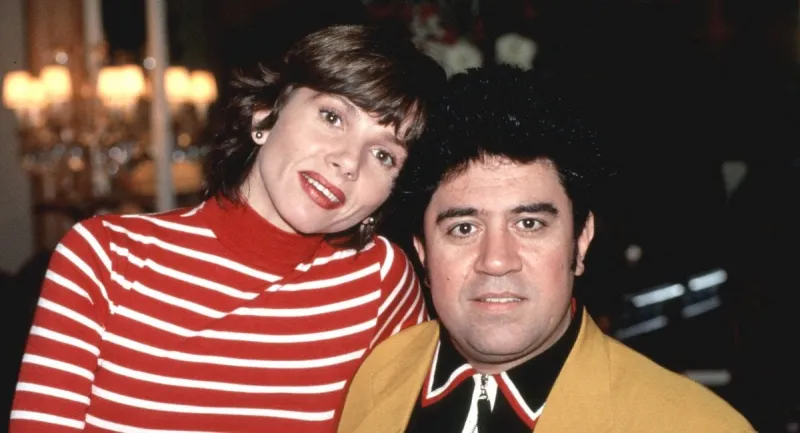 le réalisateur pedro almodovar et l'actrice victoria abril à madrid le 1er janvier 1992 photo par korpa abaca
