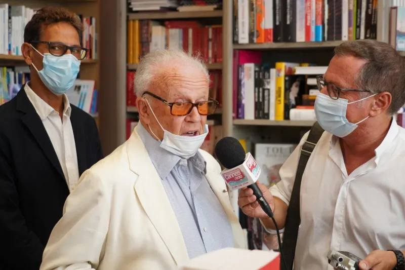 le présentateur de télévision et de radio français philippe bouvard lors de la dédicace du livre de l'ancien président de la république nicolas sarkozy le temps des tempêtes à cannes, france, le 24 août 2020 photo by abacapresscom