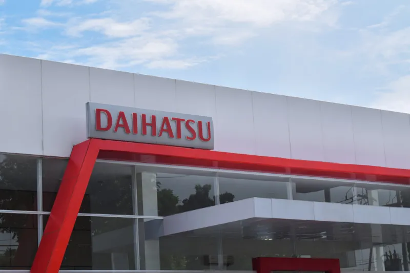pasuruan - november 17, 2022   daihatsu sign a daihatsu logo in the building