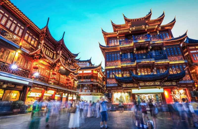 beau jardin yuyuan la nuit, zone commerçante traditionnelle à shanghai, chine