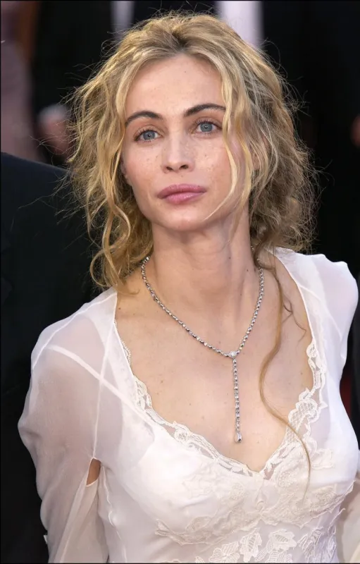 © arnal-hahn-nebinger abaca 45693-52 cannes-france, 16 05 2003 french actress emmanuelle beart arrives at the screening of andre techine's film les egares in competition at the 56th cannes film festival