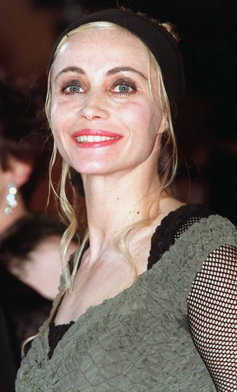 © hahn-khayat abaca 25750-9 cannes-france, 12 05 2001 emmanuelle beart arrives for the presentation of la repetition directed by catherine corsini at the palais des festival