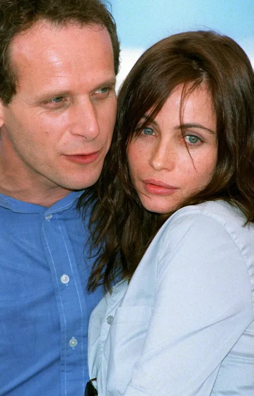 © hahn-cassajus abaca 18739-9 cannes, 16 05 2000 charles berling & emmanuelle béart poses during the photocall of french director olivier assayas movie les destinées sentimentales at the 53rd cannes film festival