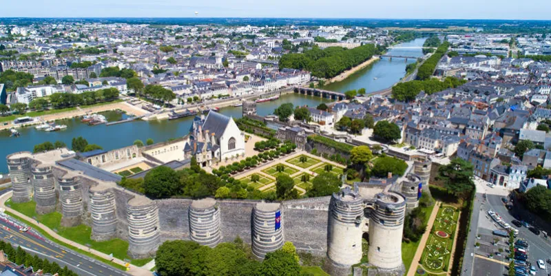 vue aérienne sur le château d'angers et la maine, france