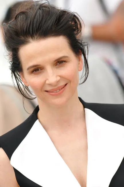 juliette binoche au photocall pour 'copie certifiée' (copie conforme) présentée en compétition lors du 63ème festival du film cannes à cannes, france le 18 mai 2010 photo par hahn-nebinger-orban abacapresscom