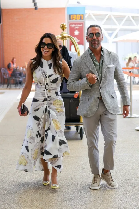 eva longoria et son mari jose antonio baston arrivent main dans la main à la mostra de venise avec des looks très chics, italie le 1er septembre 2024 photo par aissaoui nacer splash news abacapresscom