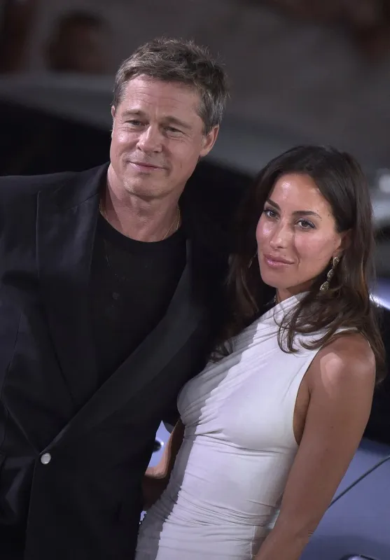 brad pitt et ines de ramon assistent à la première de wolfs au 81e festival du film de venise, à venise, en italie, le dimanche 1er septembre 2024 photo de rocco spaziani  upi