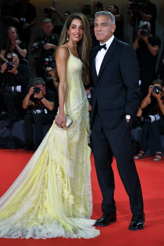 amal alamuddin clooney et george clooney assistent à la première de wolfs dans le cadre du 81e festival international du film de venise, à venise, en italie, le 01 septembre 2024 photo par aurore marechal abacapresscom