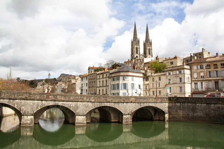 prise de vue de l'église saint-andré de niort bâtie xième siècle, détruite en 1588 et reconstruite en 1685, de style roman, et le centre-ville de niort vus depuis les quais de la sèvre niortaise, au 18 135, 200 iso, f 14, 1 160 seconde