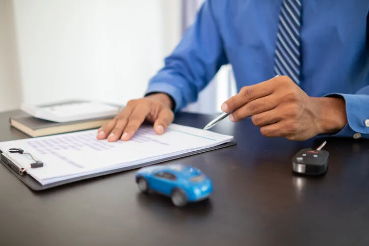 the car dealers of the car showrooms bring the car sales contract documents to the customers and explain the loan and interest rates to the customers before signing the sales contract for accuracy