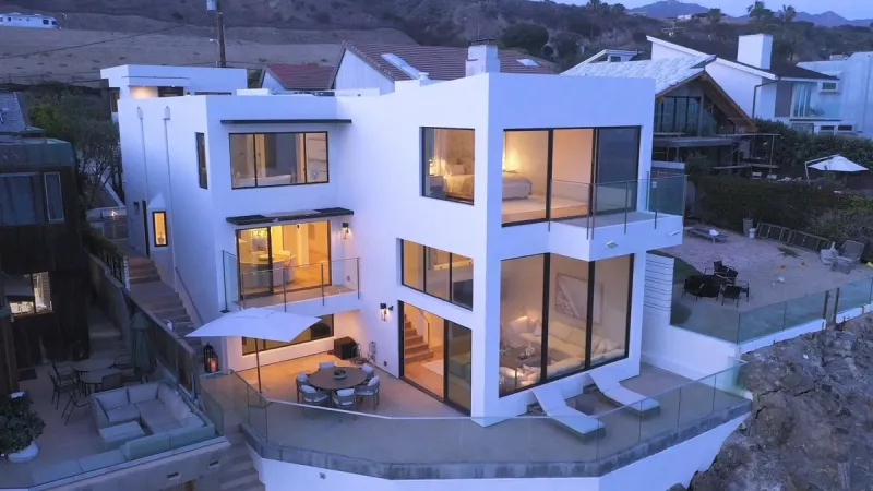 pink has splashed out 137 million on an oceanfront villa - la