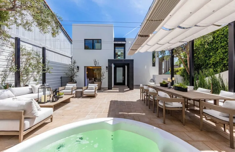 pink has splashed out 137 million on an oceanfront villa - la